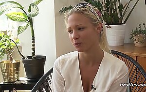 Ersties - Die hubsche Gabi verwohnt ihre rasierte Muschi mit viel Hingabe
