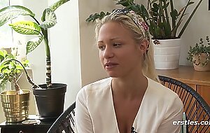 Ersties - Die hubsche Gabi verwohnt ihre rasierte Muschi mit viel Hingabe