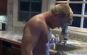 milf blonde gros seins baisee dans la cuisine