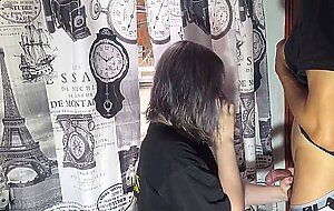 LA MUY INFIEL FOLLA CON SU HERMANASTRO MIENTRAS HABLA CON SU NOVIO POR LLAMADA