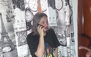 LA MUY INFIEL FOLLA CON SU HERMANASTRO MIENTRAS HABLA CON SU NOVIO POR LLAMADA