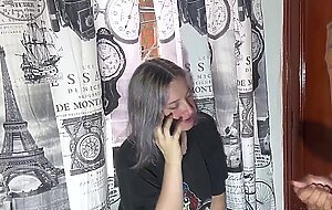 LA MUY INFIEL FOLLA CON SU HERMANASTRO MIENTRAS HABLA CON SU NOVIO POR LLAMADA