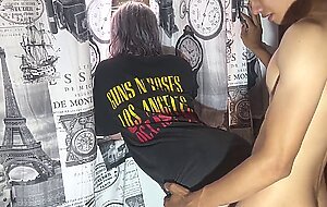 LA MUY INFIEL FOLLA CON SU HERMANASTRO MIENTRAS HABLA CON SU NOVIO POR LLAMADA