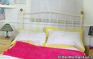 English milf summer angel lee revs up her massager