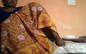 Desi aunty spraders her legs