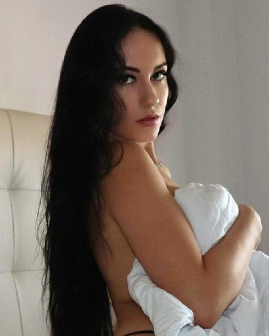 Glamorous Babe Shows Her Sexy Legs & Her Perfect Booty On Her Bed Amateur, Babe, Beautiful, Sexy, Solo