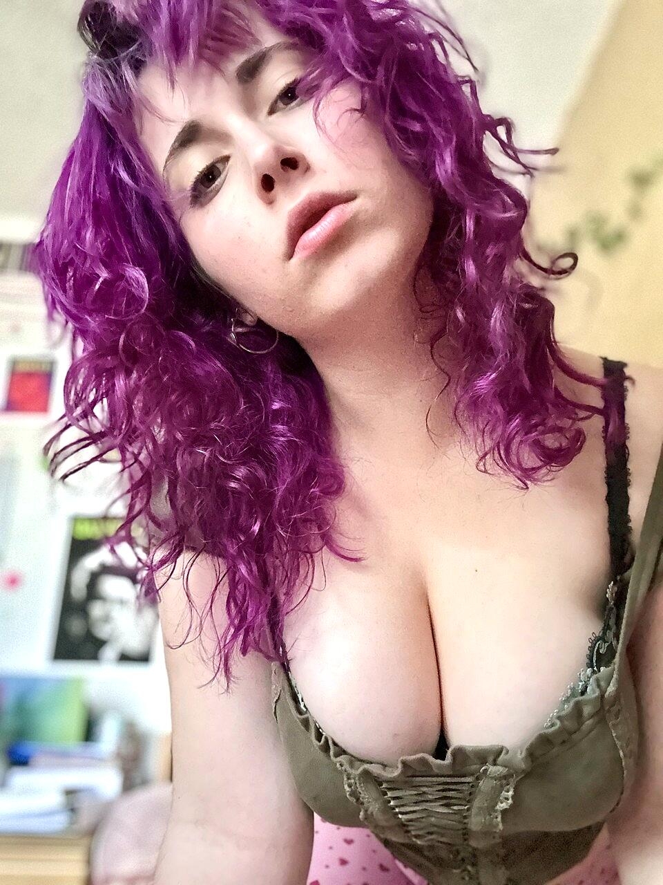 Sexy cam model Sam Squeebs teases with her beautiful big boobs