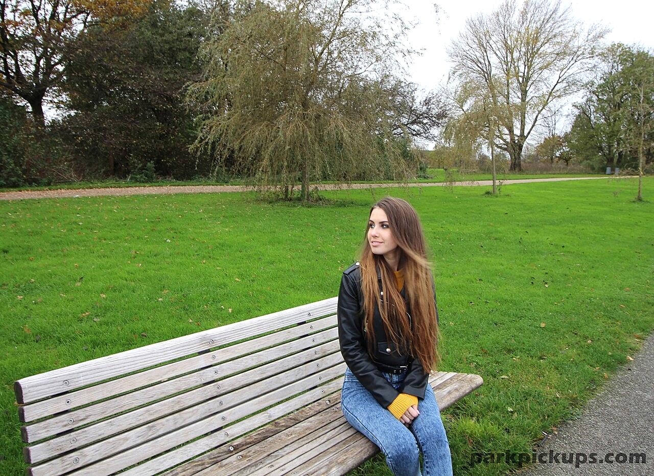 Beautiful Teen Giving A Big Dicked Stranger An Amazing Blowjob At The Park Amateur, Blowjob, Brunette, Handjob, Outdoor
