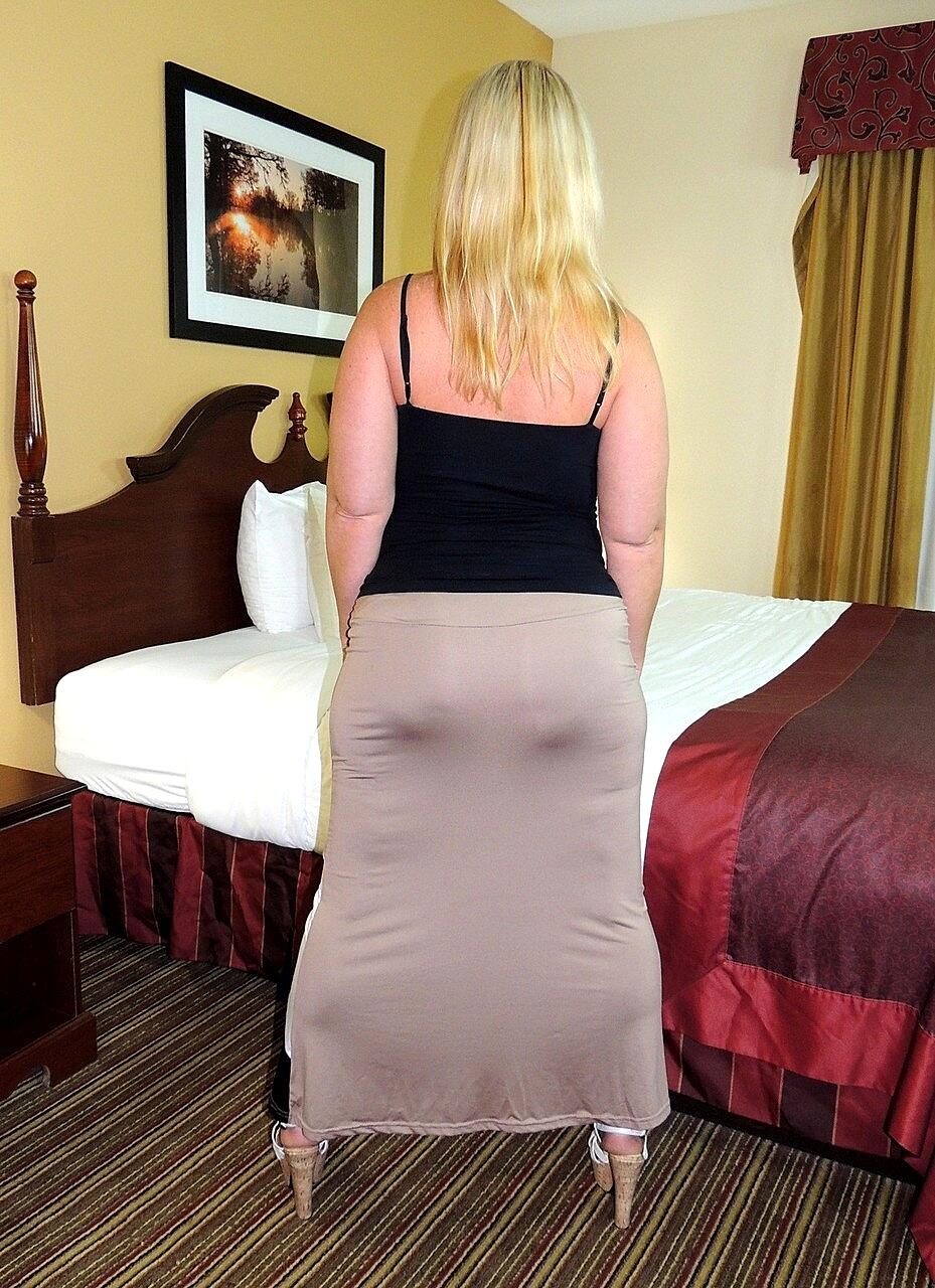 Glasses Wearing Female Dee Siren Bares Her Big Ass Before Sucking Cock Amateur, Bbw, Housewife, Mature, Milf