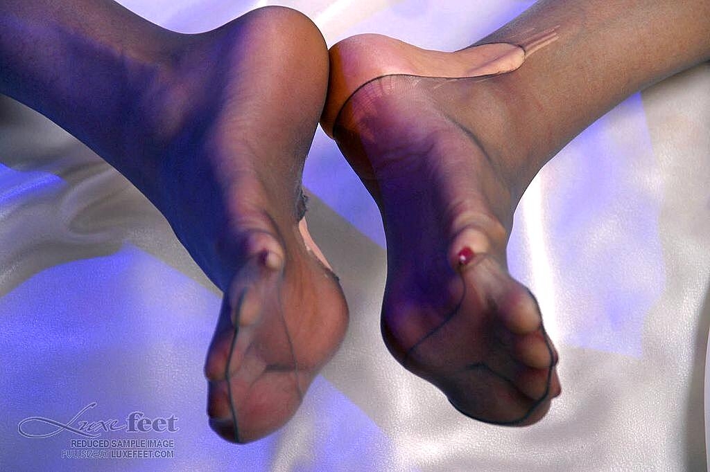 Blonde Lady With Short Hair Takes Off Her Heels Before Ripping Her Pantyhose Feet, High-Heels, Milf, Pantyhose, Short-Hair