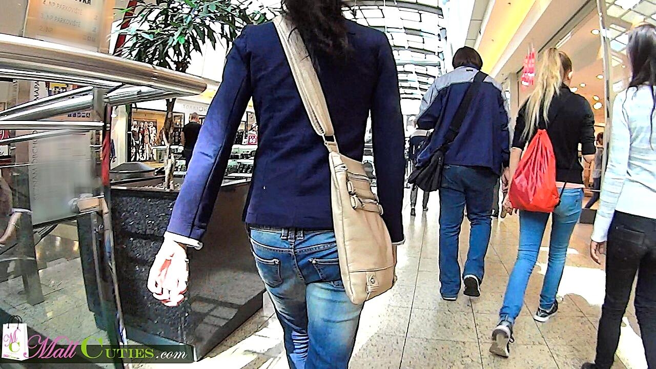 Brunette teen Sandra gives a blowjob in a dressing room at the mall