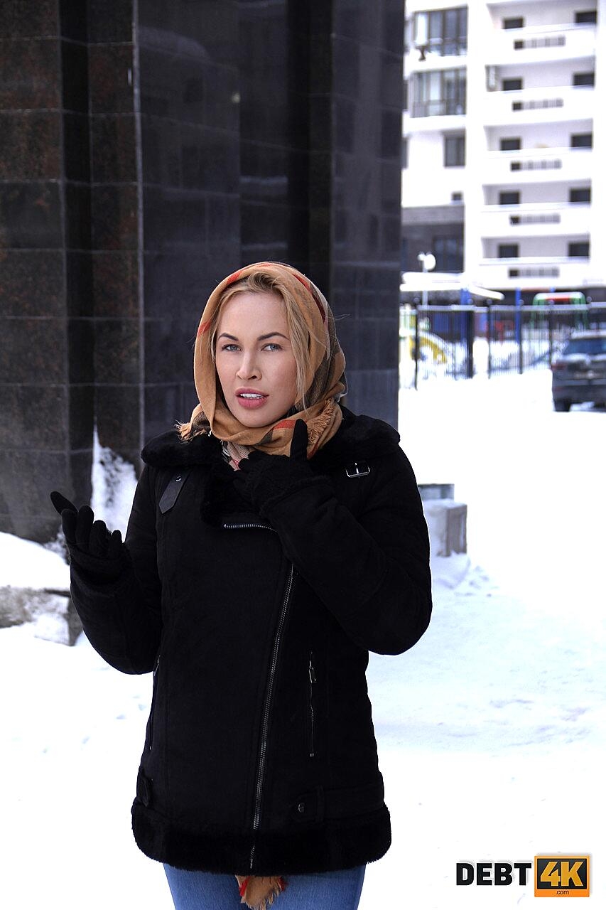 Blonde Darina blows a hard shaft & gets her twat eaten in reality hardcore sex