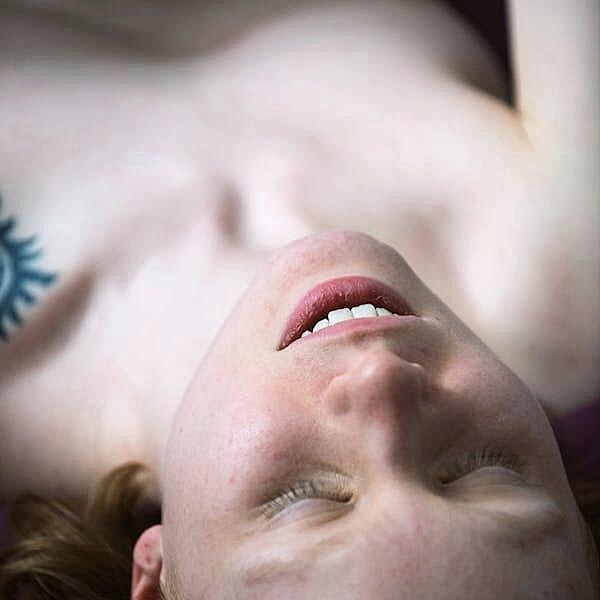 Blonde stunner Bonni Belle French kisses and fucks her boyfriend