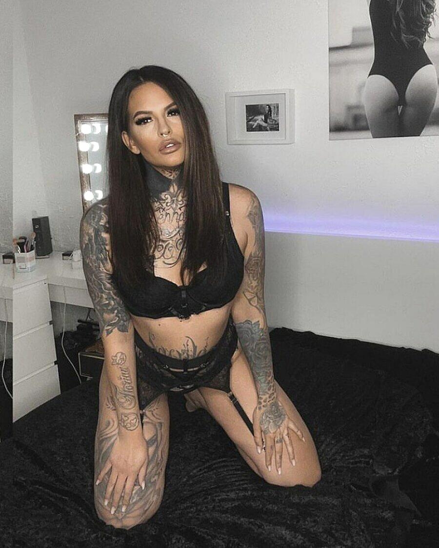 Glamorous babe shows off her stunning tattoos wearing black lingerie