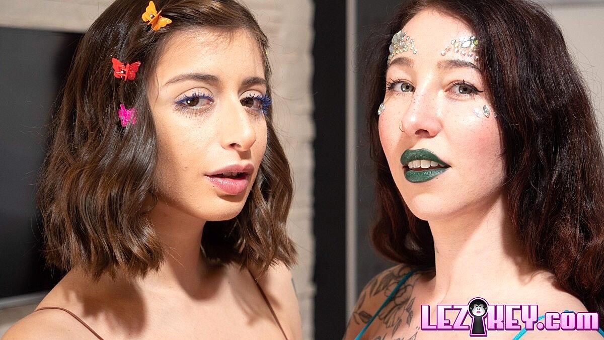 Lesbian lovers Esluna Love & Silvia Soprano tease each others nipples