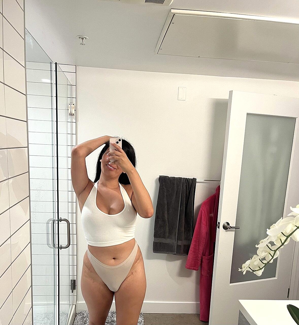 Hot amateur OnlyFans shemale Nini Bandz teases with her curves in a solo