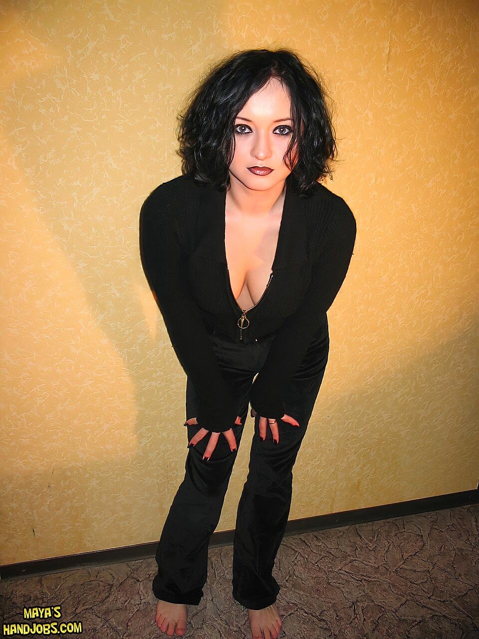 Mayas Handjobs Official Mayas Handjobs Big-Tits, Brunette, Milf, Short-Hair