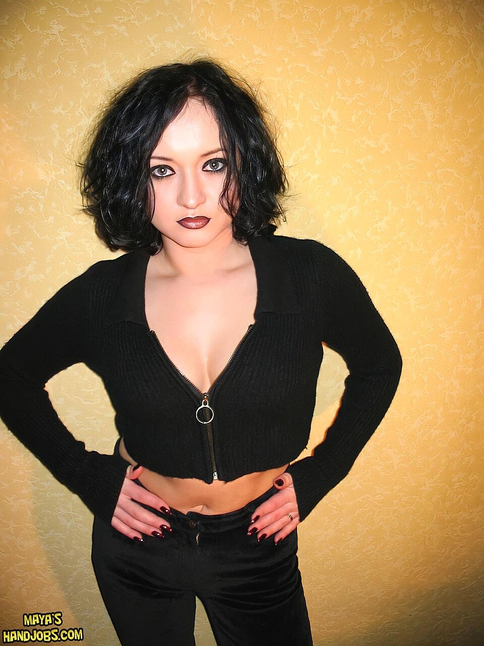 Mayas Handjobs Official Mayas Handjobs Big-Tits, Brunette, Milf, Short-Hair