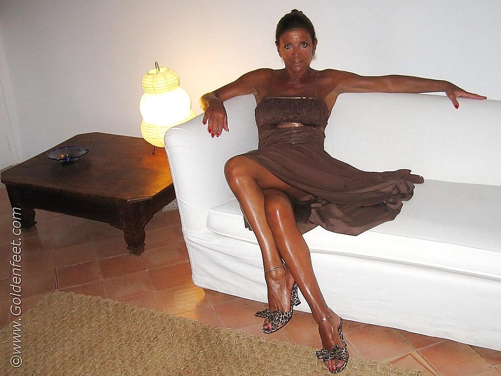 Naughty British woman Lady Sarah and her pierced twat taking piss on floor