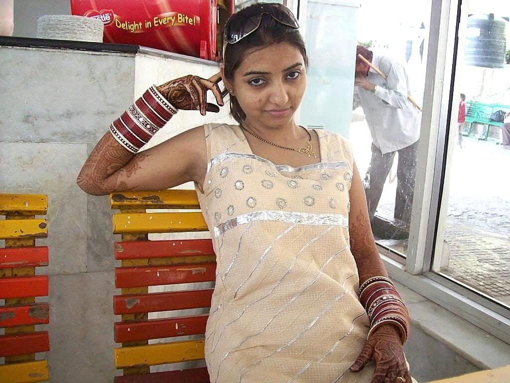 Indian Girl Models For Nude Nude Shoot During Her Honeymoon Indian, Public, Wife