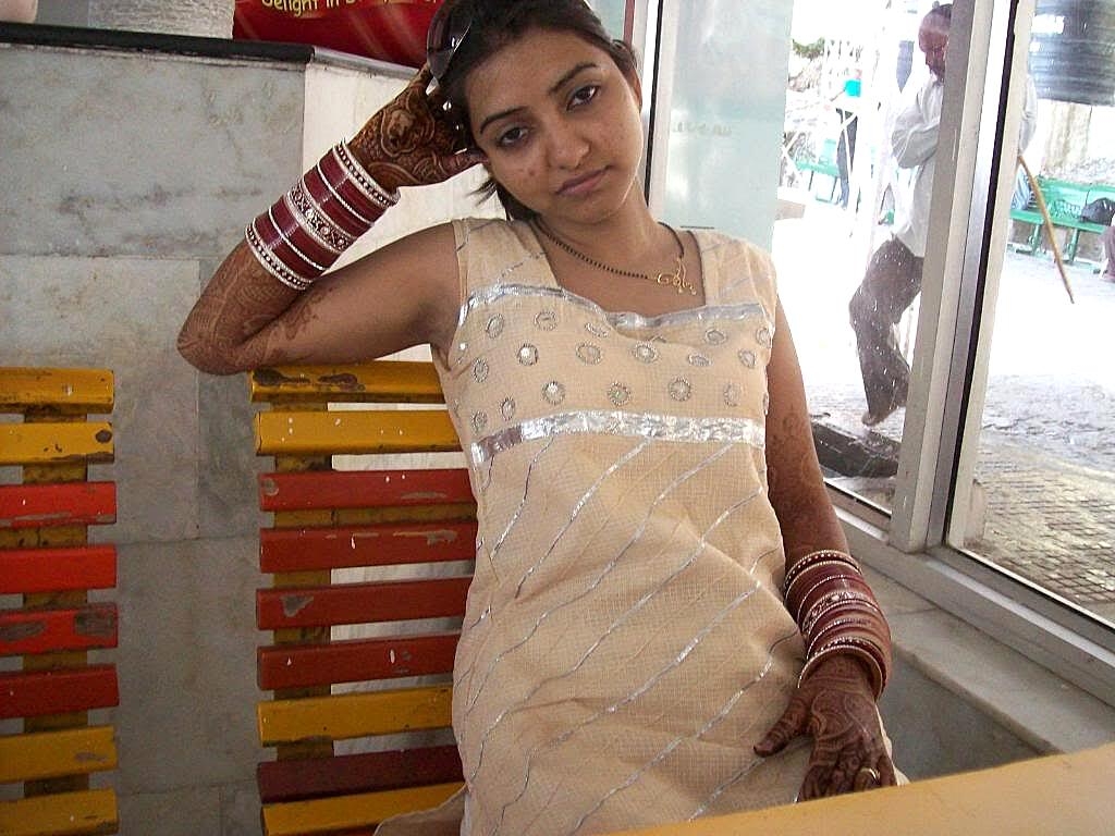 Indian Girl Models For Nude Nude Shoot During Her Honeymoon Indian, Public, Wife