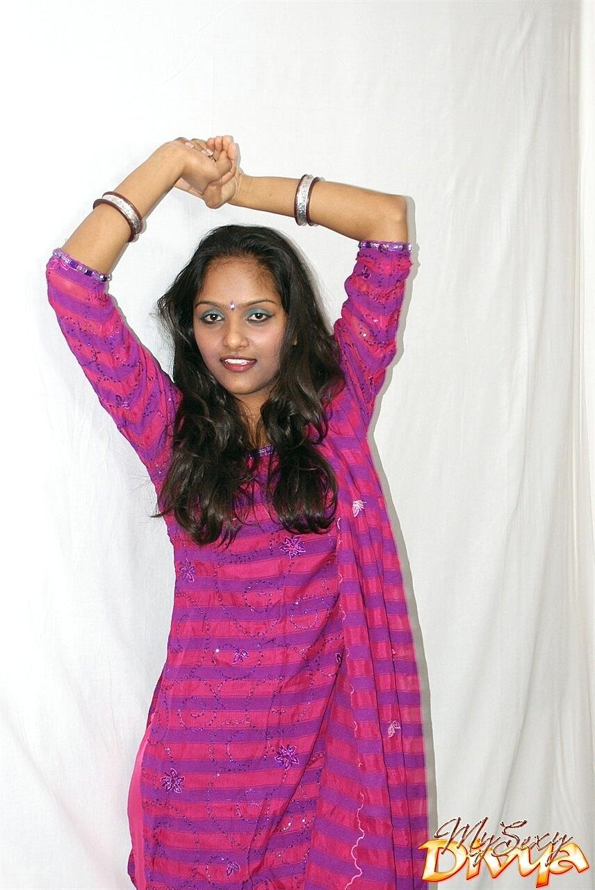 Sexy Indian babe Divya stripping her traditional outfit off