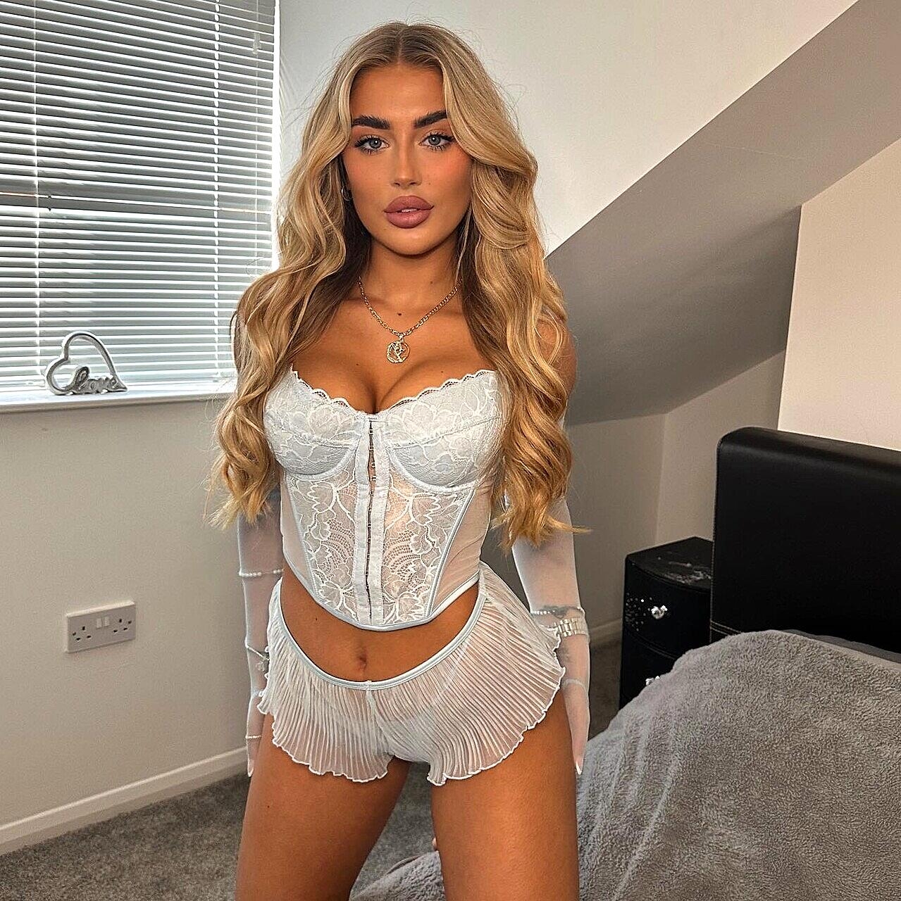 Stacked Blonde Em Leahhhh Flaunts Her Big Tits In A Sexy Compilation Amateur, Babe, Big-Tits, Model, Perfect