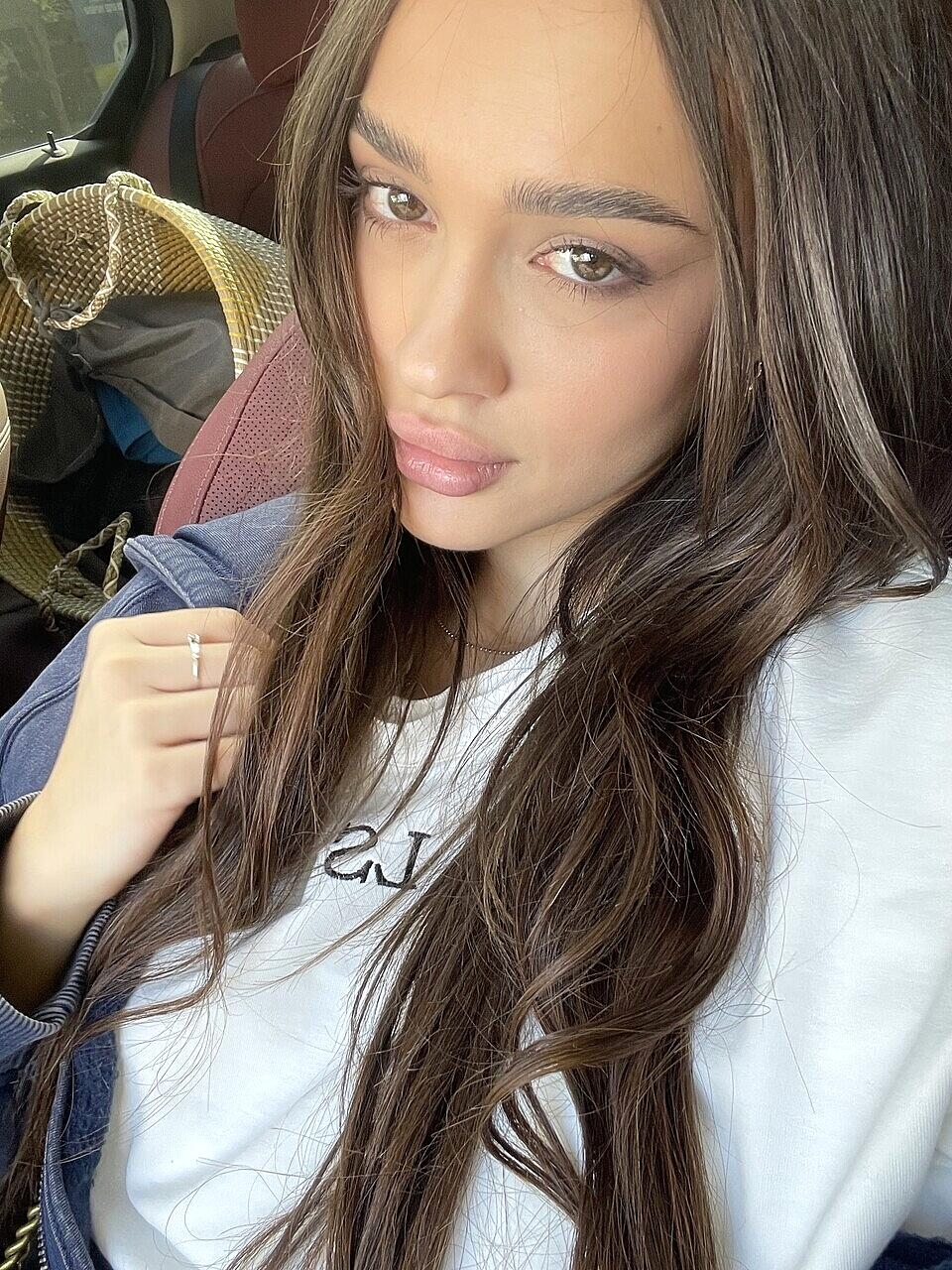 Brunette bombshell in backseat tease Violet Dreams Performed By Violet Dreams Sex Pictures Amateur, Babe, Model, Selfie